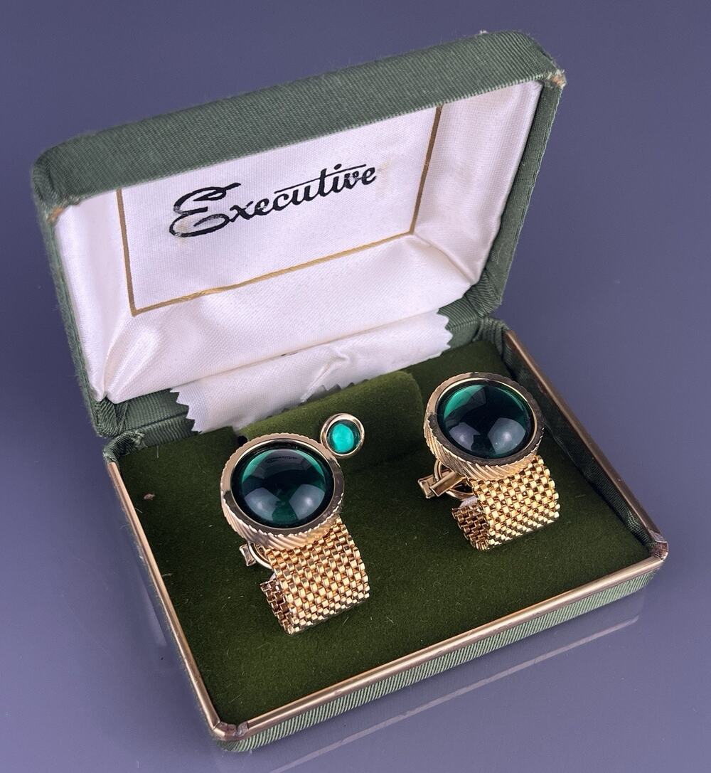 Green Cabochon Wrap Around Cufflinks Tie Pin Gold Tone Carved Round NOS Vintage